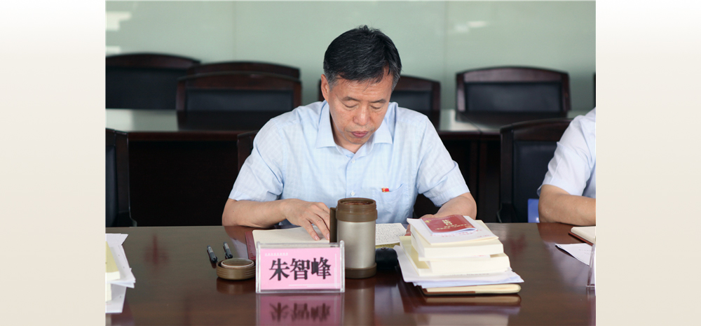 6月26日，局领导班子举行集中学习研讨会，领导班子成员紧扣“坚定理想信念，永葆对党的忠诚心”、“树牢根本宗旨，永葆对人民的感恩心”两个专题，围绕党的政治建设、全面从严治党、理想信念、宗旨性质，谈认识、找差距，理清工作思路，明确努力方向。