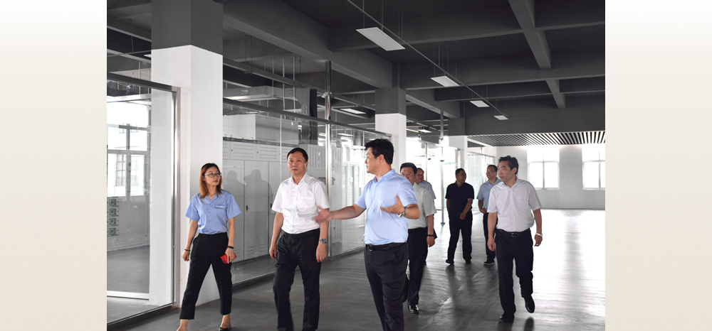 7月2日下午，市应急管理局主要负责同志带队，深入天津市鸿远电气股份有限公司，开展“不忘初心、牢记使命”专题调研，了解企业生产经营及相关产品在安全生产、应急管理领域应用情况，认真听取意见建议。