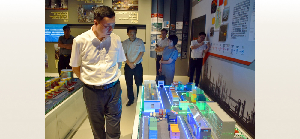 7月3日上午，市政府副秘书长、市应急管理局局长王通海同志一行，赴滨海新区中新天津生态城安全体验馆（天津市安全生产行政执法实训基地），开展“不忘初心、牢记使命”专题调研活动，了解我市安全教育警示馆、体验馆建设情况。杨荣山同志和局新闻宣传处相关负责同志一同参加调研活动。
