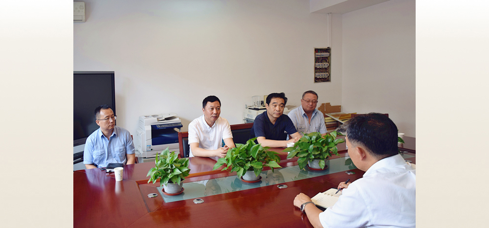 7月8日下午，市应急管理局主要负责同志带队，深入东丽区，开展“不忘初心、牢记使命”专题调研。图为调研组一行到东丽区应急管理局，与局领导班子深入交流。