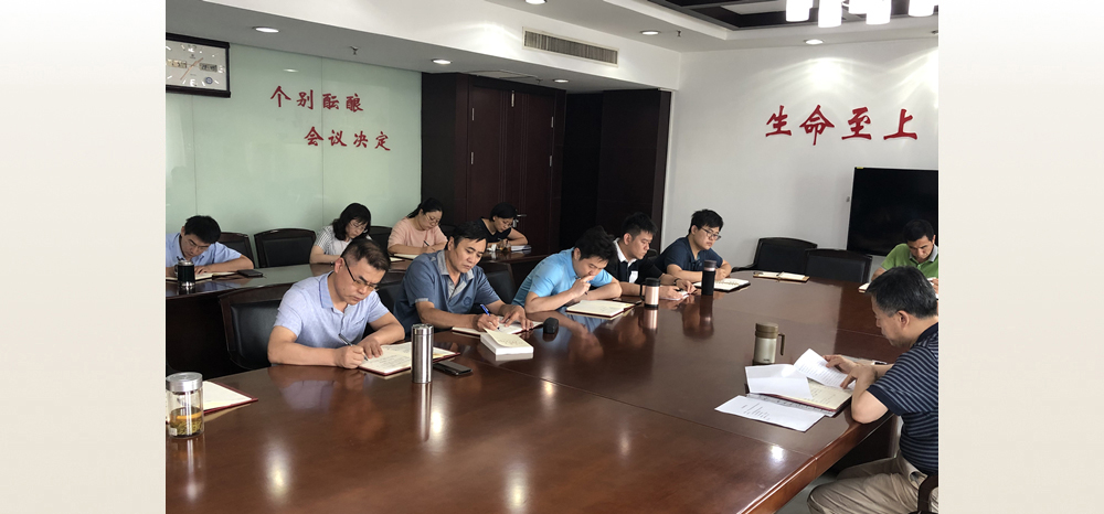 7月5日下午，市应急管理局党委委员朱智峰同志为分管机关党委、组织人事处和调查统计处全体党员讲授“不忘初心、牢记使命”专题党课。