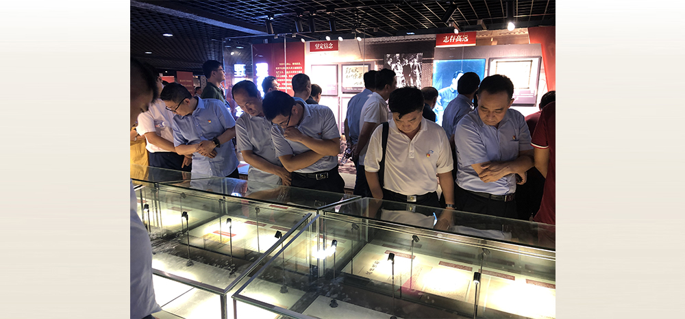 8月8日，为推动“不忘初心、牢记使命”主题教育扎实开展，进一步加强革命传统教育和优良作风养成，“守初心、担使命、找差距、抓落实”市应急管理局组织全体党员参观“不忘初心、牢记使命”主题教育档案文献展。