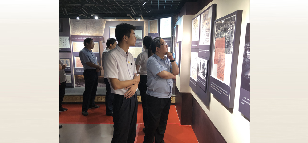 8月8日，为推动“不忘初心、牢记使命”主题教育扎实开展，进一步加强革命传统教育和优良作风养成，“守初心、担使命、找差距、抓落实”市应急管理局组织全体党员参观“不忘初心、牢记使命”主题教育档案文献展。